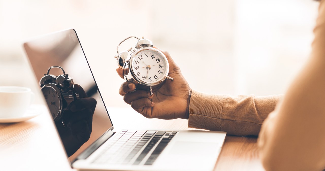 Zmiana czasu skraca nocną zmianę. Co z wypłatą dla pracowników?