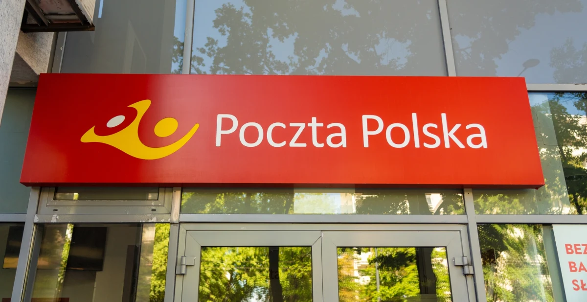 Poczta Polska w 2025 roku odnotowała spadek zatrudnienia o 14,5 proc. w porównaniu z 2024 rokiem – to niemal 8,5 tysiąca etatów mniej. Informacje podał wiceminister aktywów państwowych Grzegorz Wrona. Jednocześnie wstępne dane wskazują, że wynik sprzedażowy spółki za ubiegły rok się poprawił, dzięki obniżeniu kosztów oraz wyższym przychodom ze sprzedaży.