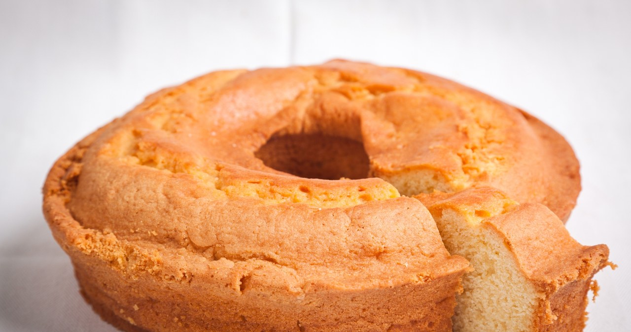 Wszystko jak w przepisie, a babka piaskowa opada? Oto jak tego uniknąć