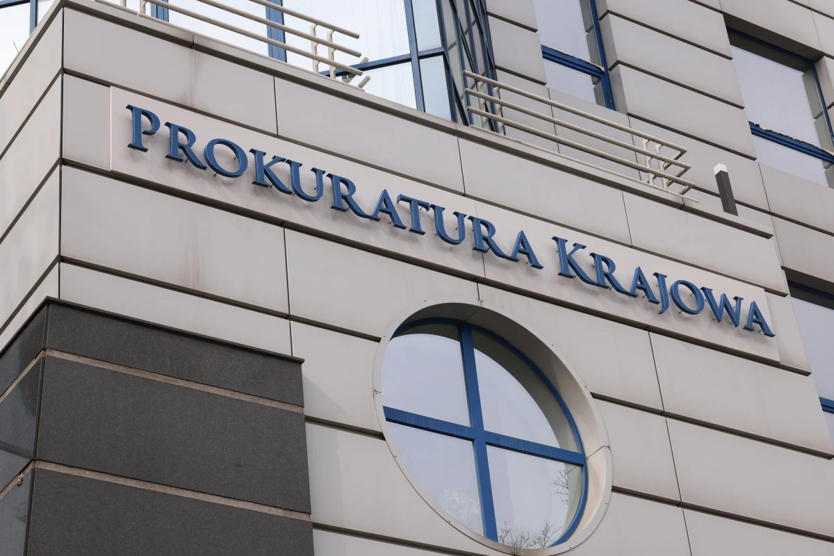 Były szef Agencji Bezpieczeństwa Wewnętrznego Piotr P. i były szef Służby Kontrwywiadu Wojskowego Maciej M. usłyszeli w środę zarzuty niedopełnienia obowiązków w związku z dopuszczeniem i używaniem systemu Pegasus - poinformowała Prokuratura Krajowa.