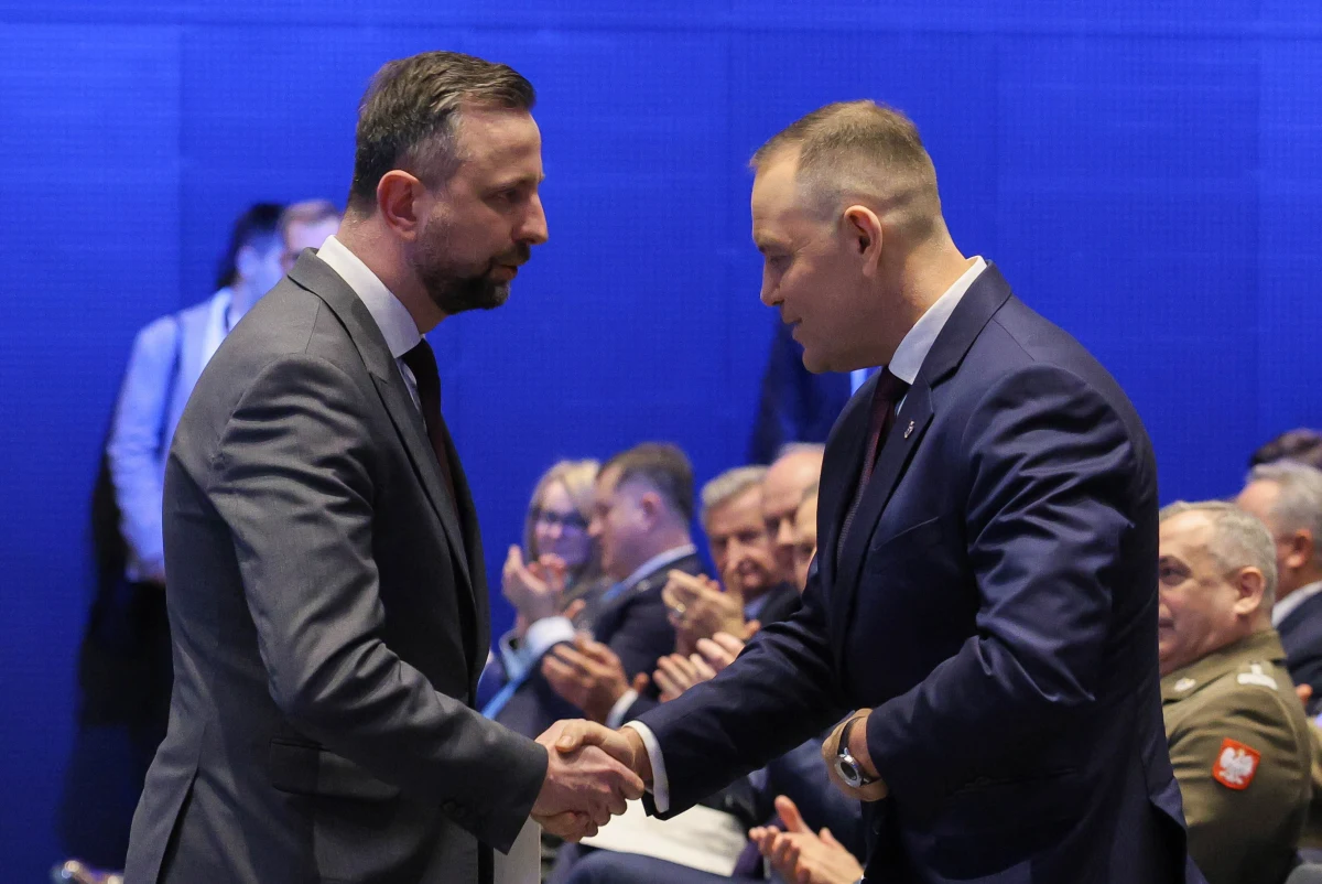 Podczas środowej odprawy z udziałem najważniejszych dowódców wojskowych, prezydent Karol Nawrocki i wicepremier, szef MON Władysław Kosiniak-Kamysz zgodzili się, że potrzebna jest reforma systemu dowodzenia w Wojsku Polskim. Obecny, wdrożony w 2014 roku, nie sprawdził się. "Nie jest on również zupełnie zgodny z systemem dowodzenia NATO" - zauważył szef Sztabu Generalnego WP gen. Wiesław Kukuła.
