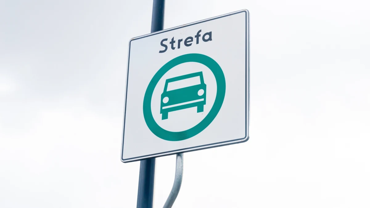 Strefa Czystego Transportu w Krakowie od początku 2026 roku budzi kontrowersje wśród mieszkańców i samorządów okolicznych gmin. Po zapowiedzi korekty przepisów przez prezydenta miasta, przedstawiciele Stowarzyszenia Metropolia Krakowska wystosowali apel o wprowadzenie racjonalnych zmian, podkreślając potrzebę współpracy i uwzględnienia interesów całego regionu.