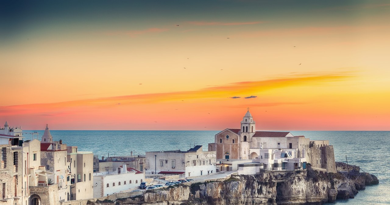 Do złudzenia przypomina Santorini. Tu jest jednak taniej i mniej tłoczno