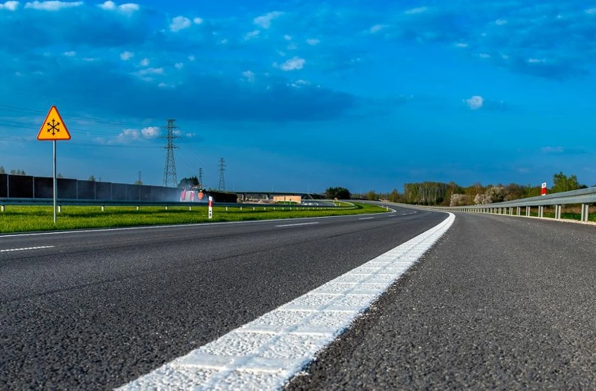 Generalna Dyrekcja Dróg Krajowych i Autostrad poinformowała, że 12 marca odbędzie się pierwsze spotkanie dotyczące przebiegu trasy S7 na odcinku Kraków - Myślenice. Warianty przebiegu drogi, które wcześniej zaproponował małopolski oddział GDDKiA, wywołały ogromne kontrowersje i protesty mieszkańców wielu miejscowości. Teraz centrala GDDKiA zapewnia, że dyskusja "ma na celu otwartą i merytoryczną dyskusję" i zdradza kogo zaproszono na rozmowy. 