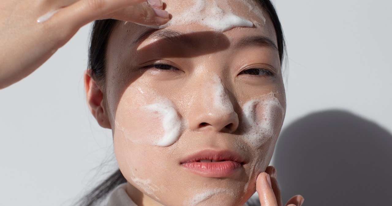 6 kosmetycznych mitów, w które przez cały czas wierzysz (a które psują twoją cerę)