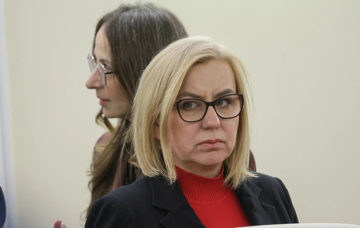 Klub Konfederacji zamierza złożyć wniosek o wotum nieufności dla ministry klimatu i środowiska Pauliny Hennig-Kloski. "Pani minister to katastrofa. Nie nadaje się do tego, by być w rządzie, nie tylko na funkcji ministra, ale także na funkcji wiceministra ani szefa czegokolwiek" - ocenił lider Konfederacji Krzysztof Bosak. Hennig-Kloska tydzień temu odeszła z grupą parlamentarzystów z Polski 2050 i założyła nowy klub parlamentarny Centrum.