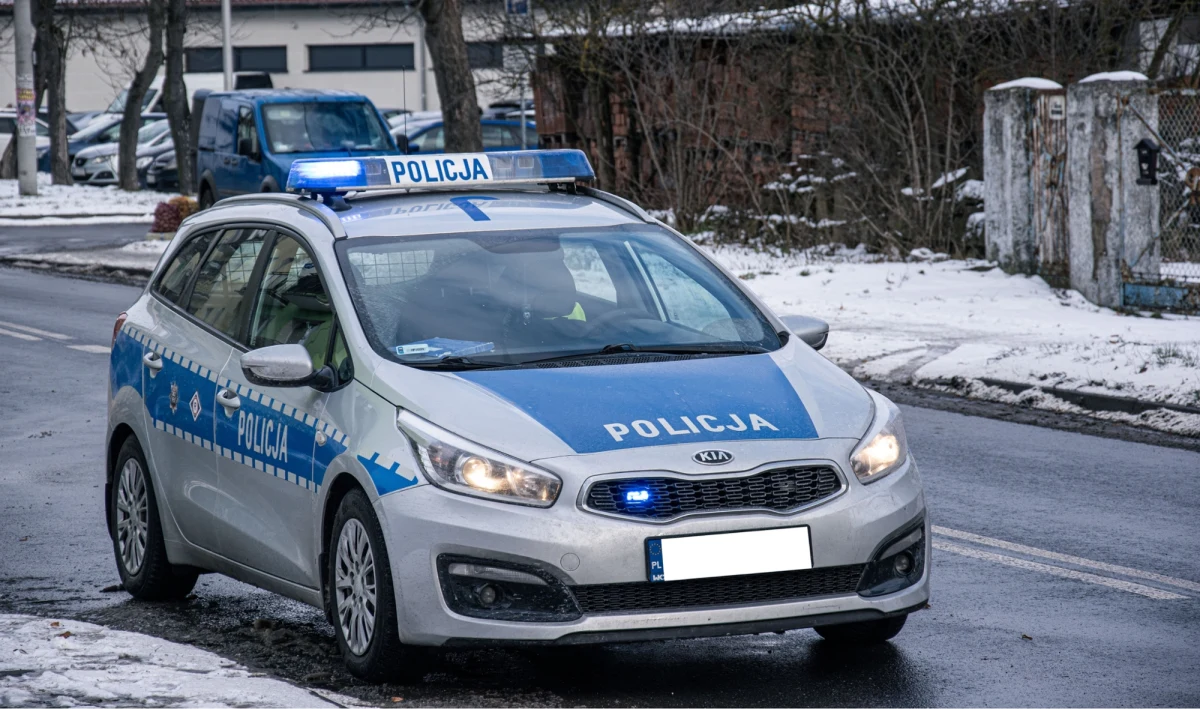 Ciała dwojga starszych osób i mężczyzny w średnim wieku znaleziono w środę w Siemianowicach Śląskich. Służby otrzymały zgłoszenie od zaniepokojonych sąsiadów. Sekcja zwłok będzie wyjaśniać przyczyny śmierci znalezionych osób.