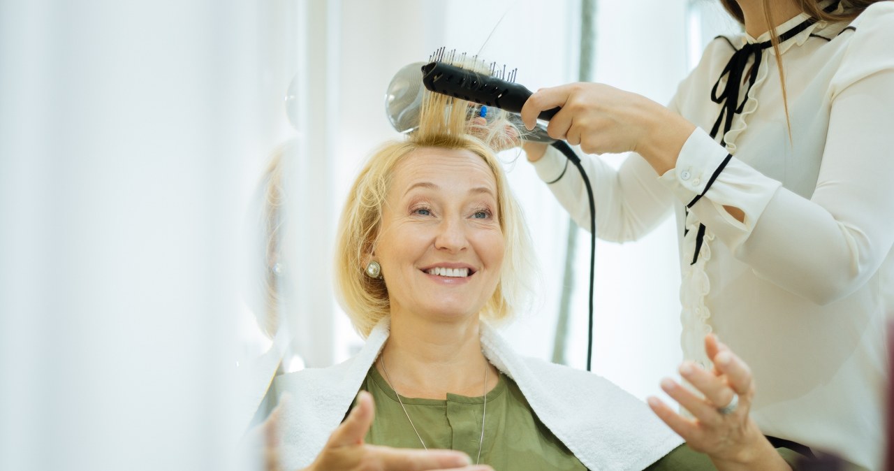 Grzywka po 60.? Może odmłodzić bardziej niż farbowanie