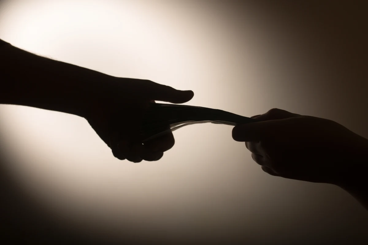 Dowódca logistyki ukraińskich sił powietrznych oraz szef zarządu Służby Bezpieczeństwa Ukrainy (SBU) w jednym z obwodów zostali zatrzymani w związku z korupcją przy budowie schronów dla samolotów - poinformował w środę prokurator generalny Rusłan Krawczenko. Dodał, że zostali ujęci na gorącym uczynku, podczas próby przekazania łapówki.