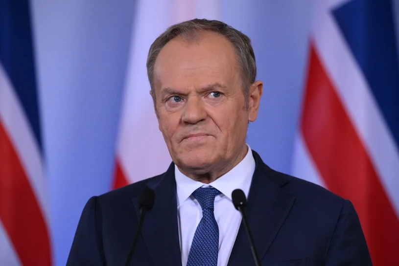Donald Tusk ukarany. W tle słowa premiera na sali sejmowej