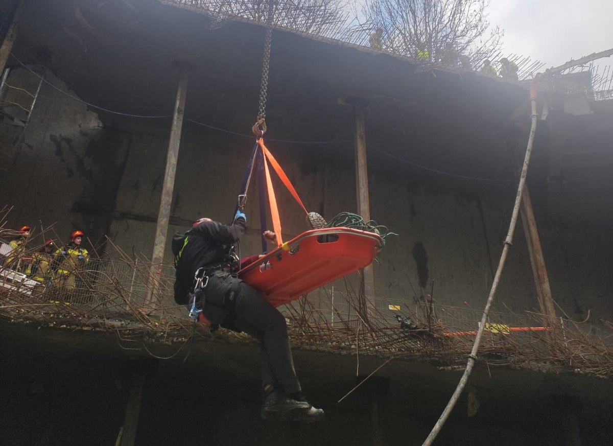 Akcja ratunkowa na budowie hotelu Roberta de Niro. Ewakuacja z głębokości 18 metrów