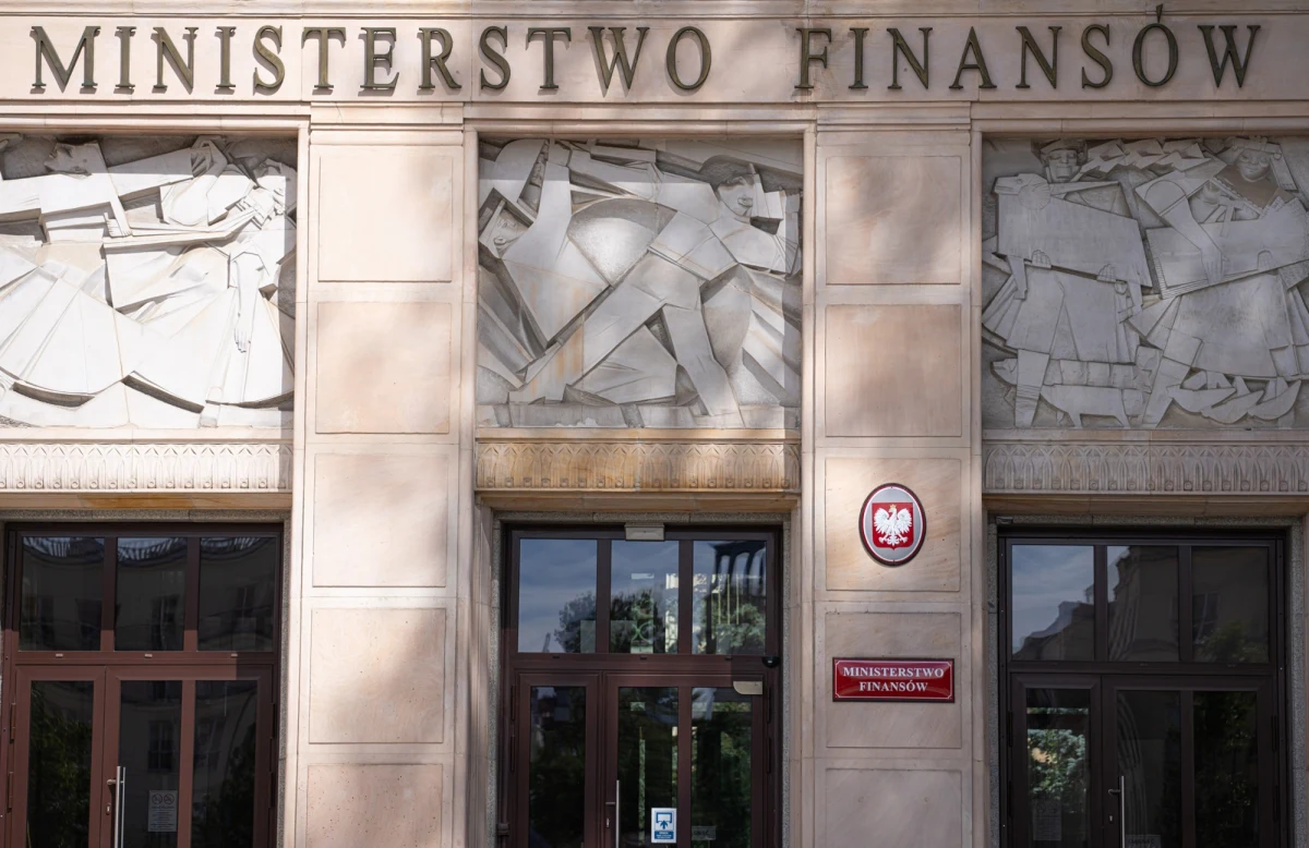 Według Komisji Europejskiej Polska stoi przed ryzykiem gwałtownego wzrostu zadłużenia. W najnowszym raporcie Debt Sustainability Monitor Komisja prognozuje, że dług publiczny Polski może wzrosnąć do około 107 proc. PKB do 2036 r., jeśli nie zostaną wdrożone poważne reformy fiskalne i cięcia wydatków.