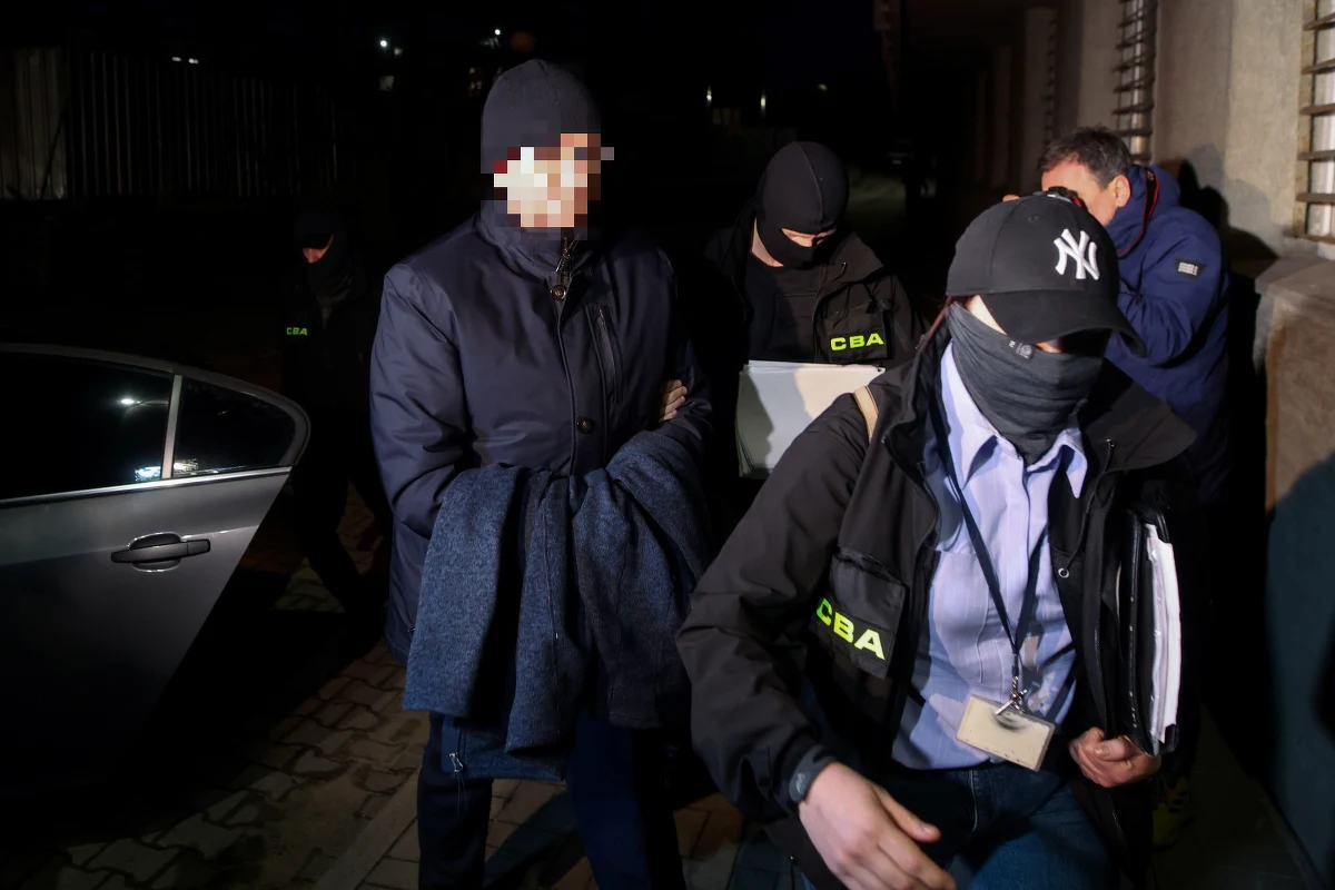 Zatrzymany w środę prezydent Częstochowy Krzysztof M. usłyszał w katowickiej prokuraturze dwa zarzuty. Prokuratura złożyła też wniosek o tymczasowe aresztowanie samorządowca na trzy miesiące. 