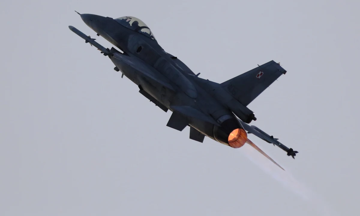 W związku ze zmasowanym atakiem Federacji Rosyjskiej na terytorium Ukrainy rozpoczęło się operowanie polskiego i sojuszniczego lotnictwa w naszej przestrzeni powietrznej - poinformowało w czwartek nad ranem Dowództwo Operacyjne Rodzajów Sił Zbrojnych.