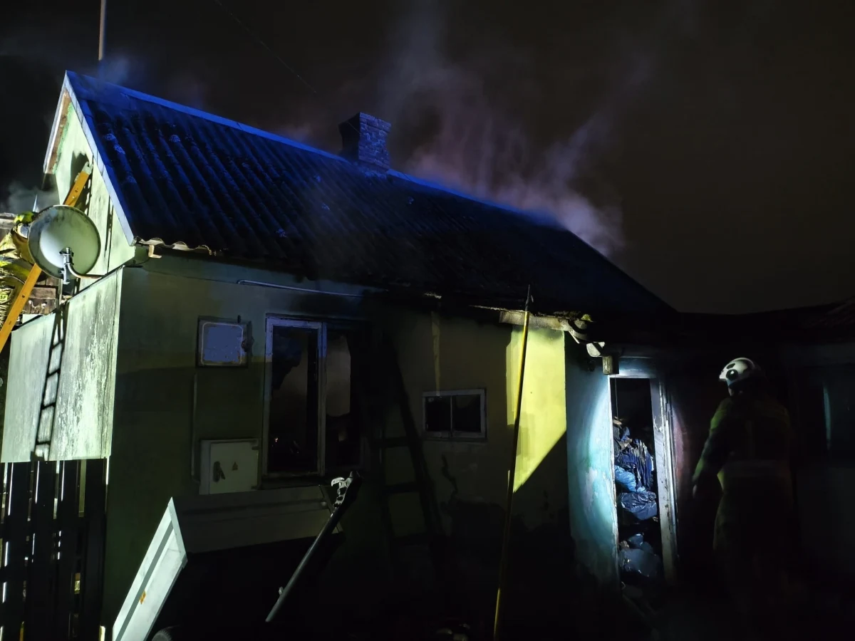 Pożar domu jednorodzinnego w miejscowości Łomna (woj. mazowieckie). Jak informują strażacy, gdy zastępy przyjechały na miejsce zdarzenia, ogień był już rozwinięty. Niestety, dwóch mieszkańców domu nie żyje.