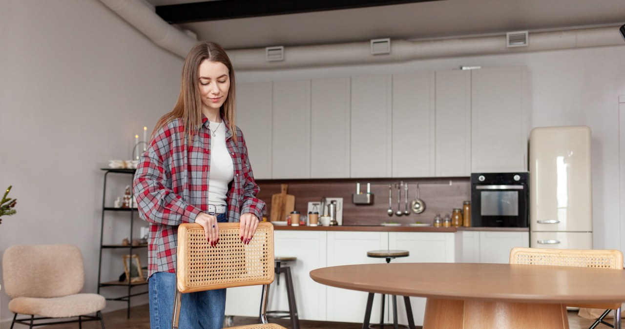 Ciche sygnały charakteru. 9 cech osób, które zawsze dosuwają krzesło