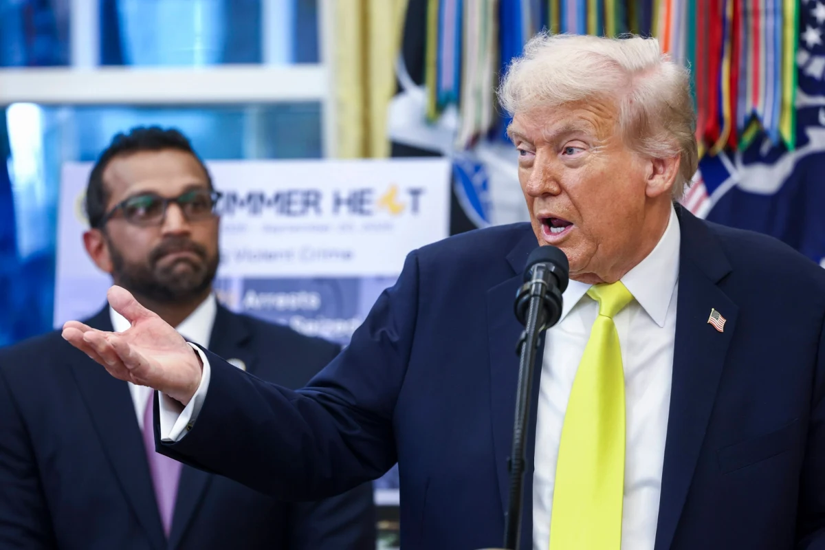 ​Co najmniej 10 funkcjonariuszy FBI badających sprawę bezprawnego przechowywania dokumentów niejawnych przez Donalda Trumpa w Mar-a-Lago zostało zwolnionych z pracy - podaje CNN. Stacja zwraca uwagę na to, że jest to kolejna już fala czystek w agencji. Ma to być odwet na pracownikach zaangażowanych w procesy wymierzone w prezydenta USA. 