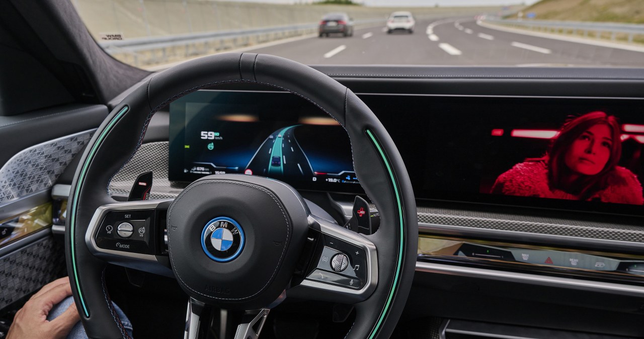 BMW wycofuje się z autonomicznej jazdy w serii 7. "Jest zbyt droga"