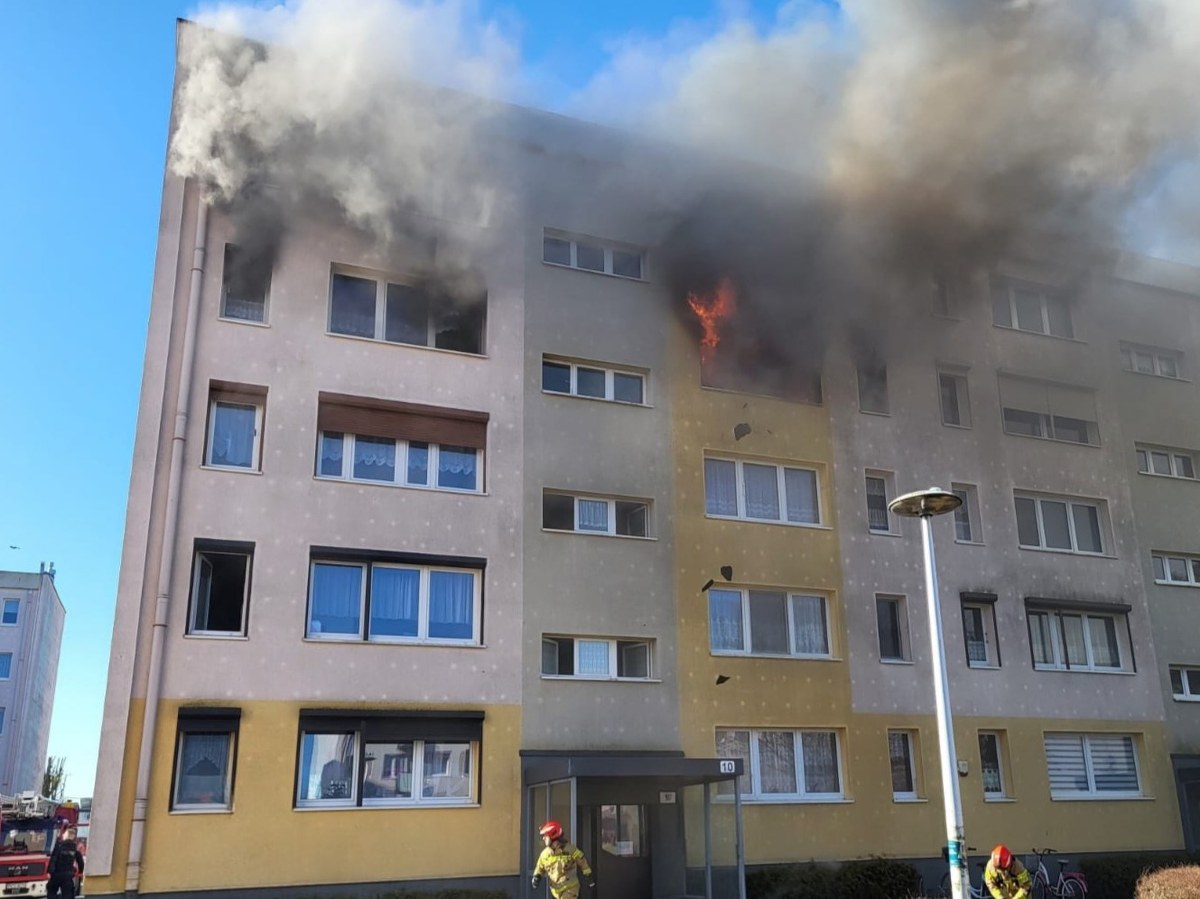 Kłęby dymu w Kościanie. Dwóch rannych po pożarze w bloku