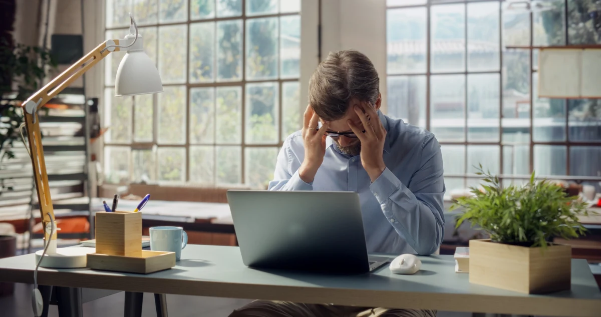 W dobie wszechobecnych powiadomień, wyskakujących okienek i nieustannego szumu informacyjnego coraz silniej odczuwamy, jak trudno nam się skupić. Najnowsze badania naukowców z Uniwersytetu Rochester rzucają nowe światło na ten problem wskazując, że odpowiedź na pytanie o łatwość dekoncentracji tkwi w rytmach pracy naszego mózgu. Pisze o tym w najnowszym numerze czasopismo "PLOS Biology".