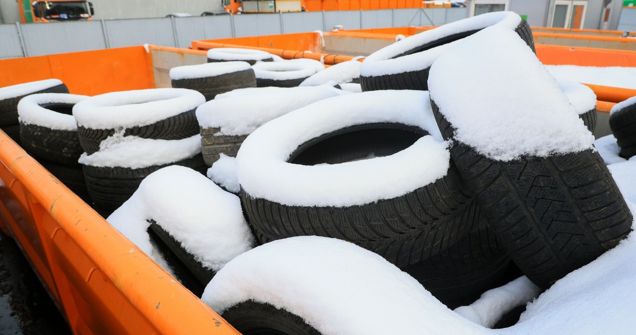Zaskakujące wyniki badań. Prawie 2 proc. Polaków pali opony w piecu Zaskakujące wyniki badań. Prawie 2 proc. Polaków pali opony w piecu