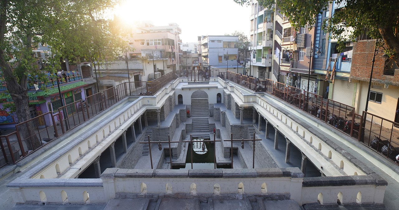 Kryzys wodny w Indiach. Remontują historyczne studnie schodkowe