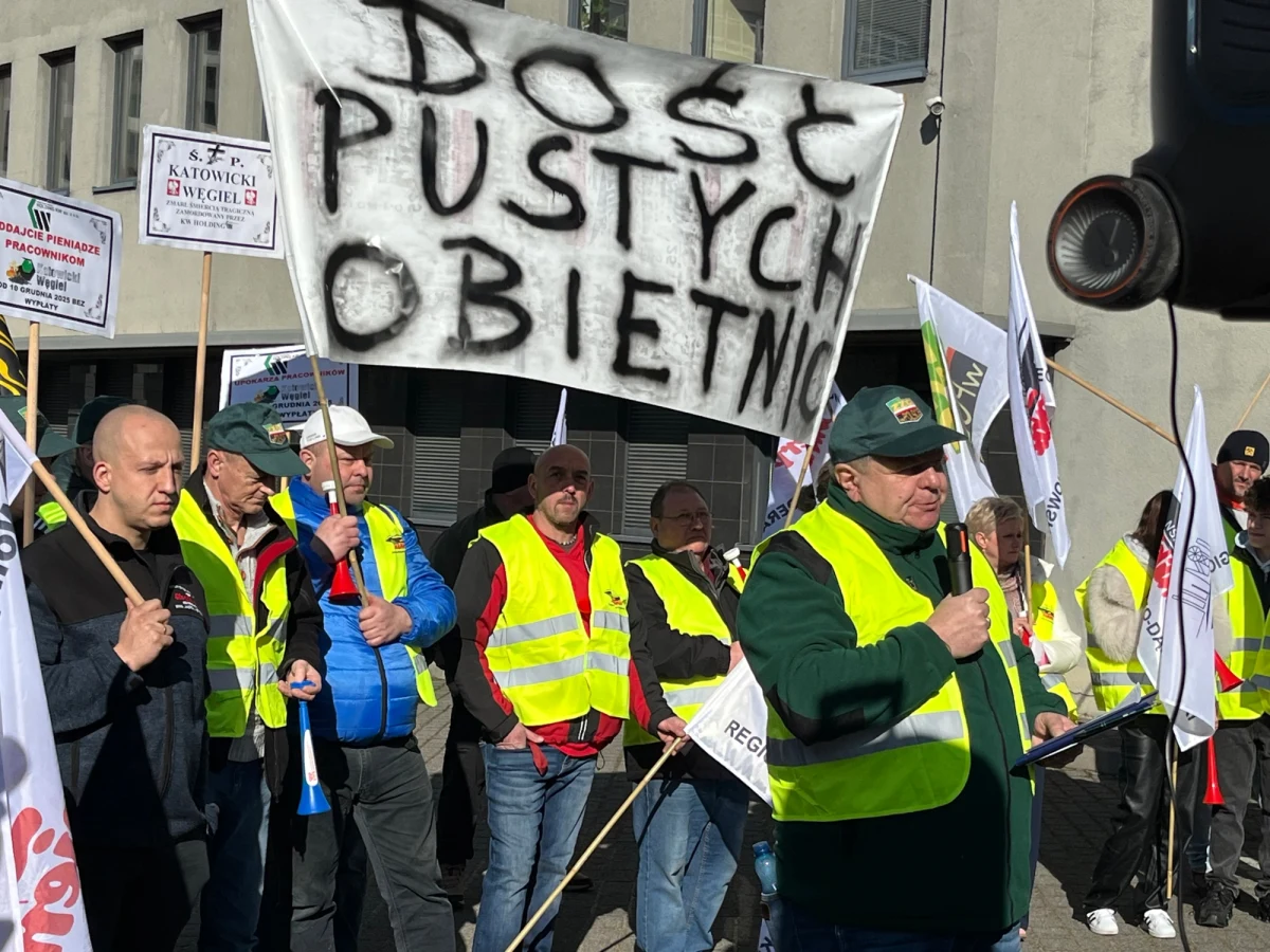 "Dość pustych obietnic!", "Oddajcie pieniądze pracownikom!" - z takimi transparentami pikietowali przed siedzibą Holdingu KW w Katowicach związkowcy z należących do niego spółek. Likwidacja jednej, upadłość drugiej i zaległości w wypłacaniu wynagrodzeń - to tylko niektóre problemy tych państwowych przedsiębiorstw.