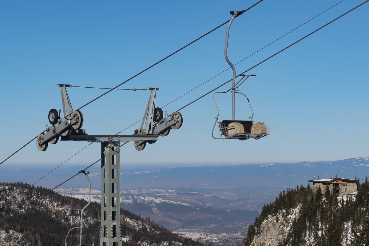 Awaria wyciągu krzesełkowego na Kasprowym Wierchu. Jak informuje reporter RMF FM Maciej Pałahicki, narciarze zwożeni byli w trybie awaryjnym do dolnej stacji wyciągu.