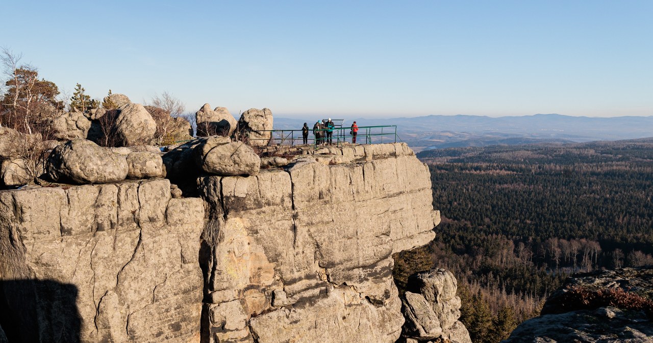 Szczeliniec Wielki wznosi się na 919 m. Co skrywa?