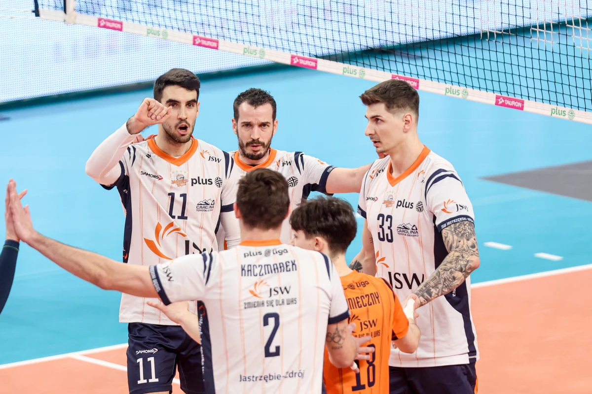 Jastrzębski Węgiel, jeden z najbardziej utytułowanych klubów siatkarskich w Polsce, znalazł się w poważnych tarapatach finansowych. Problemy głównego sponsora, Jastrzębskiej Spółki Węglowej, odbijają się bezpośrednio na funkcjonowaniu drużyny. Zarząd klubu apeluje o cierpliwość, jednak przyszłość zespołu w kolejnych rozgrywkach stoi pod znakiem zapytania.