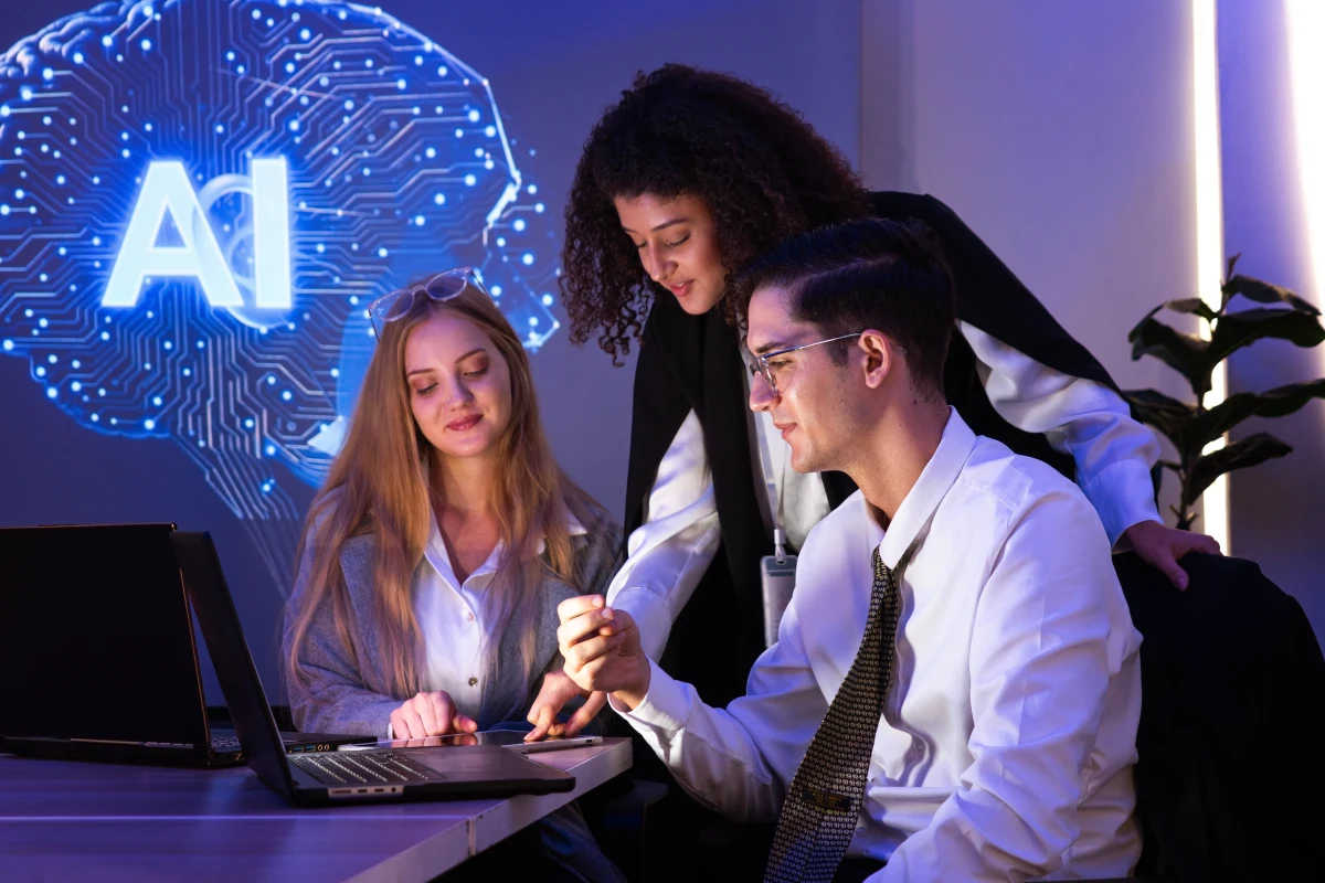 Naukowcy próbują odpowiedzieć na kolejne pytania związane z wykorzystaniem sztucznej inteligencji. Najnowsza praca badaczy z Michigan State University dotyczyła problemu, czy sztuczna inteligencja może sprawić, że społeczeństwo stanie się mniej egoistyczne. W artykule opublikowanym w czasopiśmie "npj Complexity" pokazują, że odpowiednio zaprogramowane algorytmy AI potrafią przełamać naturalną ludzką skłonność do myślenia wyłącznie o sobie i promować współpracę na szeroką skalę. Mniej optymistyczne są odpowiedzi na pytania o wpływ AI na nasz rozwój i edukację, które publikują inne grupy naukowców. W kontakcie z AI trudniej nam się rozwijać.