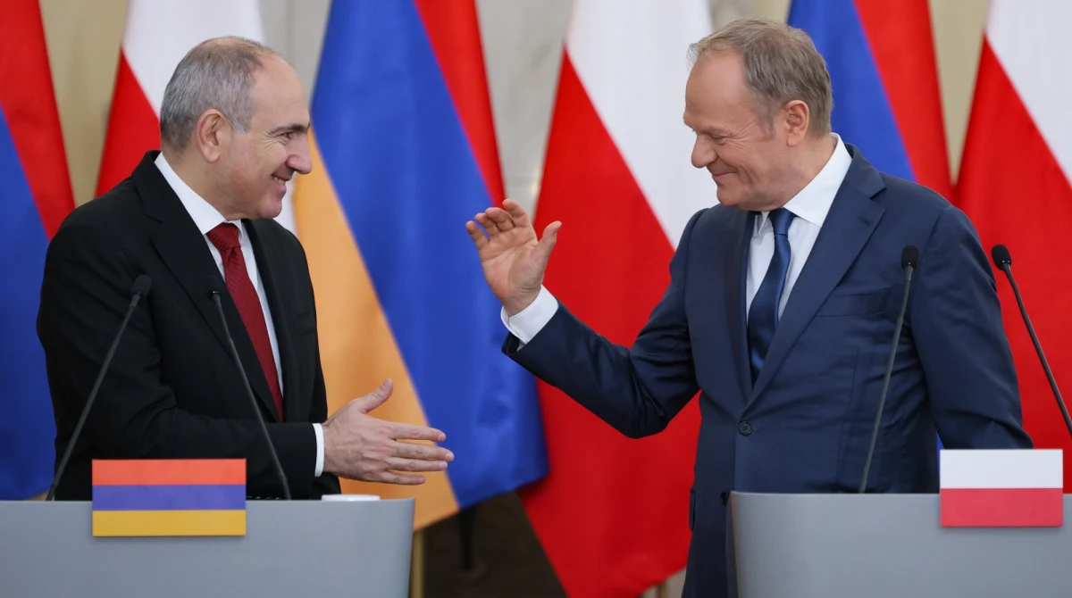Donald Tusk spotkał się w czwartek w Warszawie z premierem Armenii Nikolem Paszynianem. Rozmowy dotyczyły m.in. unijnego wsparcia dla Armenii. "Polska była, jest i będzie rzecznikiem mądrego rozszerzania UE, Aspiracje Armenii są absolutnie uzasadnione" - powiedział premier Polski. Armenia rozpoczęła proces akcesji do UE rok temu. Jej problemem jest jednak zależność od Rosji.