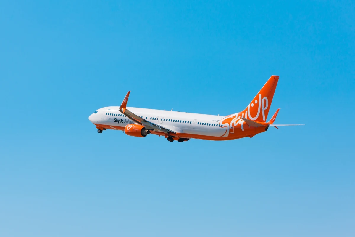 Dramatyczne sceny rozegrały się podczas lotu linii SkyUp, gdy dziesięcioletni chłopiec nagle przestał oddychać. W obliczu paniki i bezradności pasażerów, pani Klaudia z Żandarmerii Wojskowej, wykazała się niezwykłym profesjonalizmem i zimną krwią, ratując życie dziecka. Jej bohaterska postawa została doceniona przez linie lotnicze i jej pracodawcę.