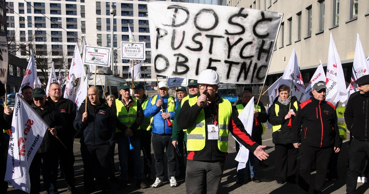 Protesty przed siedzibą Holdingu KW. "Ludzie są bez pracy, bez wypłat"