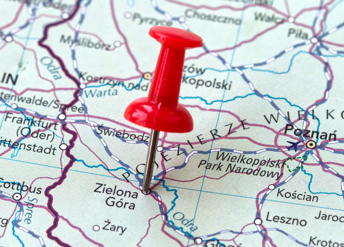 Polski nie stać na 2,5 tys. gmin; czeka nas trzeci etap reformy samorządowej, ponieważ liczba ludności maleje - przyznał przewodniczący Rady Fiskalnej dr Sławomir Dudek z SGH. Jego zdaniem małe gminy przy wysokich kosztach stałych mogą sobie nie poradzić i jakaś konsolidacja musi się odbyć. Ekspert odniósł się też do kwestii zadłużenia - wskazał, że obecnie mamy do czynienia z tzw. efektem kuli śnieżnej.