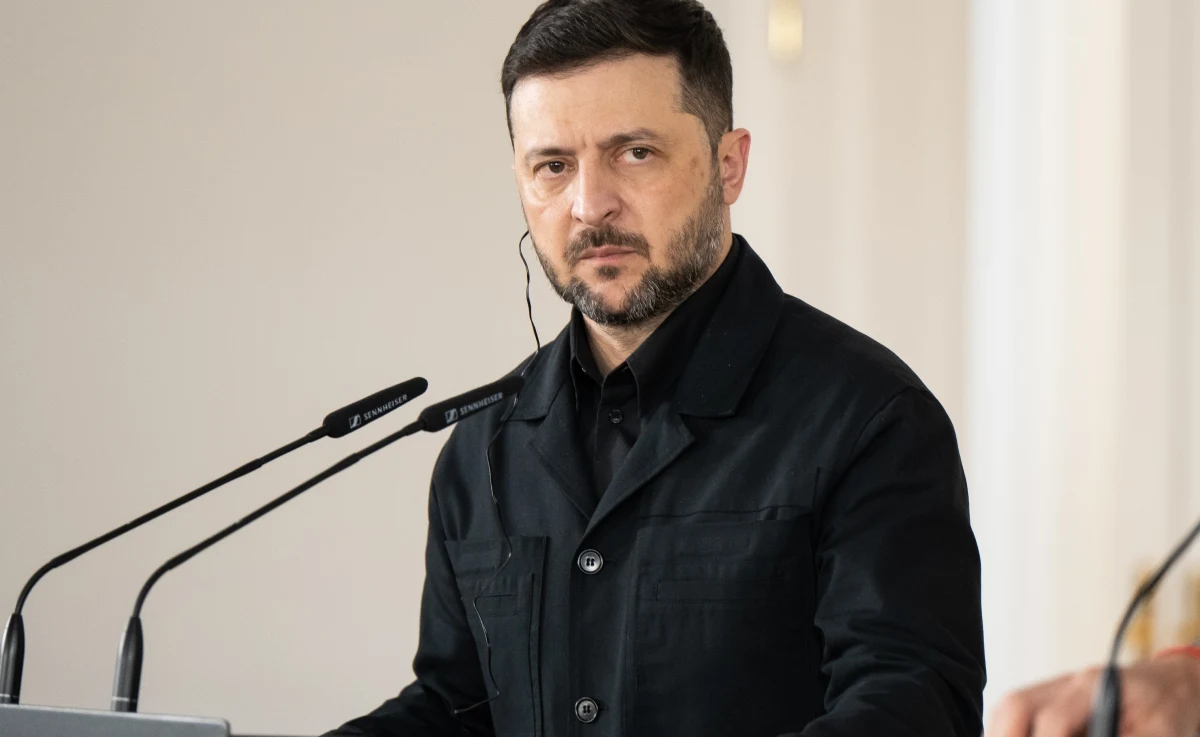 Na początku marca w stolicy Zjednoczonych Emiratów Arabskich, Abu Zabi, ma dojść do kolejnego spotkania trójstronnego z udziałem Ukrainy, USA i Rosji. Celem rozmów jest wypracowanie porozumienia pokojowego, które mogłoby zakończyć trwającą od 2022 roku wojnę rosyjsko-ukraińską. Informację o planowanym spotkaniu przekazał prezydent Ukrainy Wołodymyr Zełenski, podkreślając, że świat powinien być gotowy do wywierania presji na Rosję, aby wymusić trwały pokój.