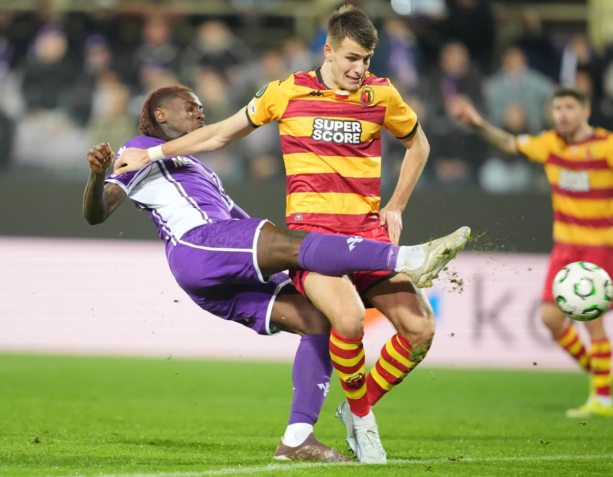 Piłkarze Jagiellonii Białystok prowadzili na wyjeździe z Fiorentiną już 3:0 w rewanżowym meczu o awans do 1/8 finału Ligi Konferencji. Doprowadzili do dogrywki, która niestety, nie skończyła się po ich myśli. Drużyna z Podlasia wygrała cały mecz 4:2, ale wynik ten nie dał jej awansu.
