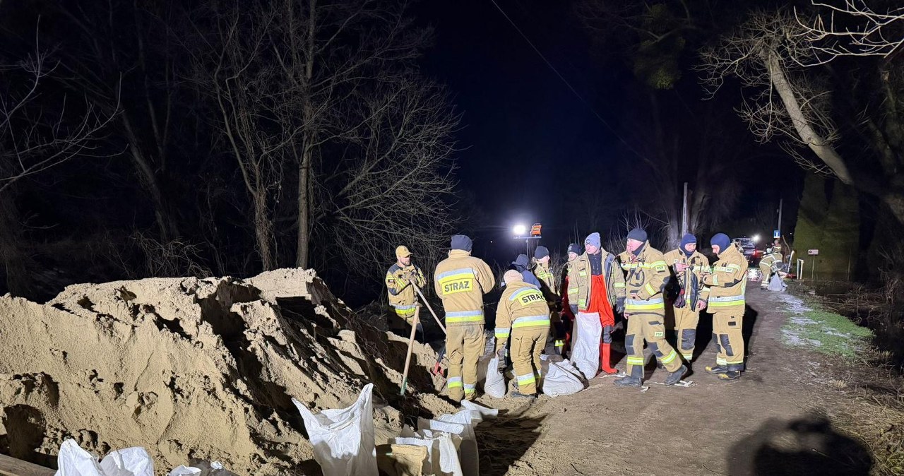 Błędowo. Rzeka Wkra wystąpiła z koryta. Są podtopienia, trwa akcja służb Błędowo. Rzeka Wkra wystąpiła z koryta. Są podtopienia, trwa akcja służb