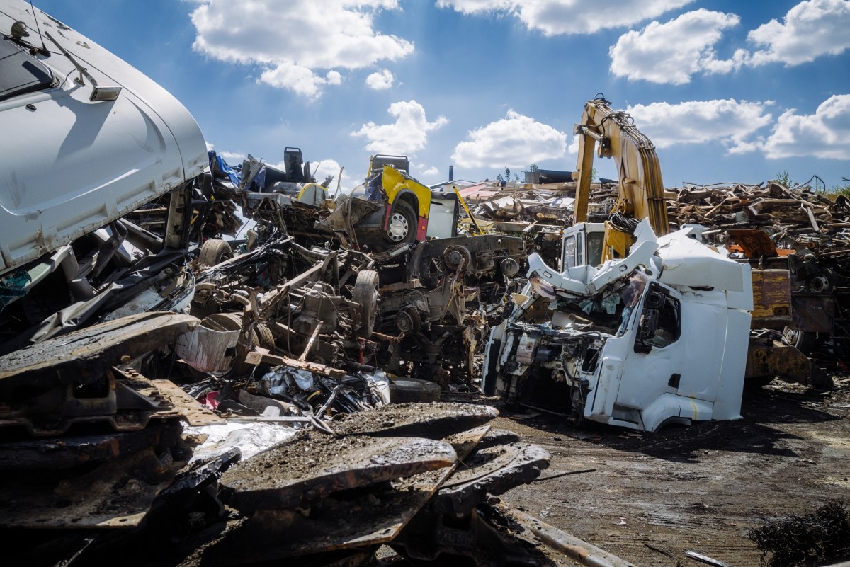 Senior zmiażdżony przez dźwig. Tragedia na złomowisku