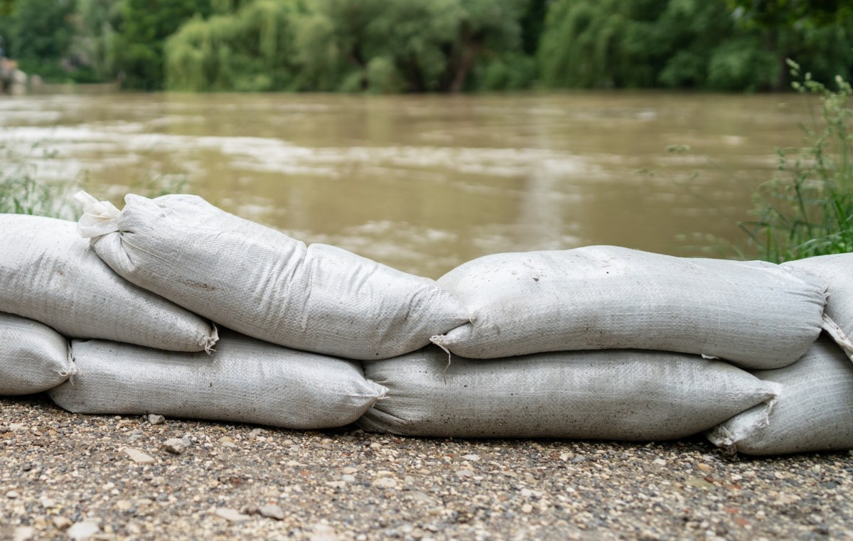 ​Zator lodowy na Wkrze. Strażacy walczą z żywiołem