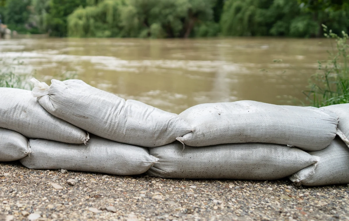 W miejscowości Błędowo w województwie mazowieckim doszło do poważnego spiętrzenia wody na rzece Wkrze. W wyniku zatoru lodowego i gwałtownego topnienia śniegu zalanych zostało 24 posesji, głównie z domkami letniskowymi i garażami. Na miejscu trwa akcja ratunkowa z udziałem strażaków.