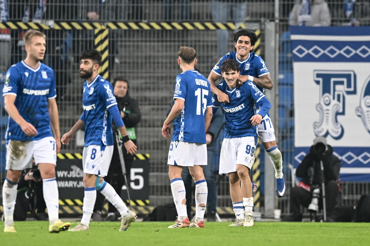 Lech Poznań przypieczętował awans do 1/8 finału Ligi Konferencji Europy, pokonując fiński KuPS Kuopio 1:0 w rewanżowym meczu barażowym. Zwycięskiego gola zdobył Pablo Rodriguez. Poznaniacy czekają teraz na losowanie, które wyłoni ich kolejnego rywala - będzie to Rayo Vallecano lub Szachtar Donieck.