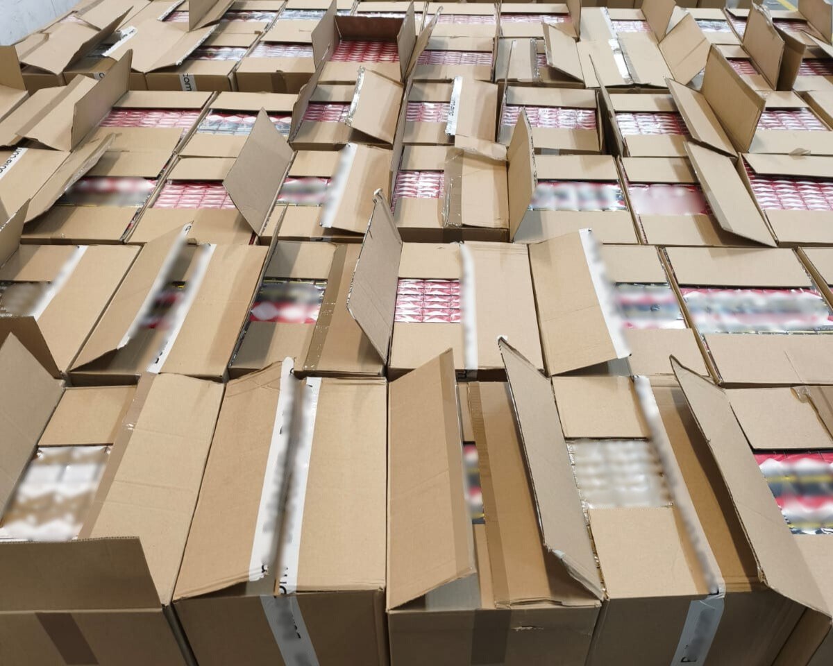 Ukrywali w magazynie prawie dwa mln sztuk papierosów bez akcyzy. Zostali zatrzymani