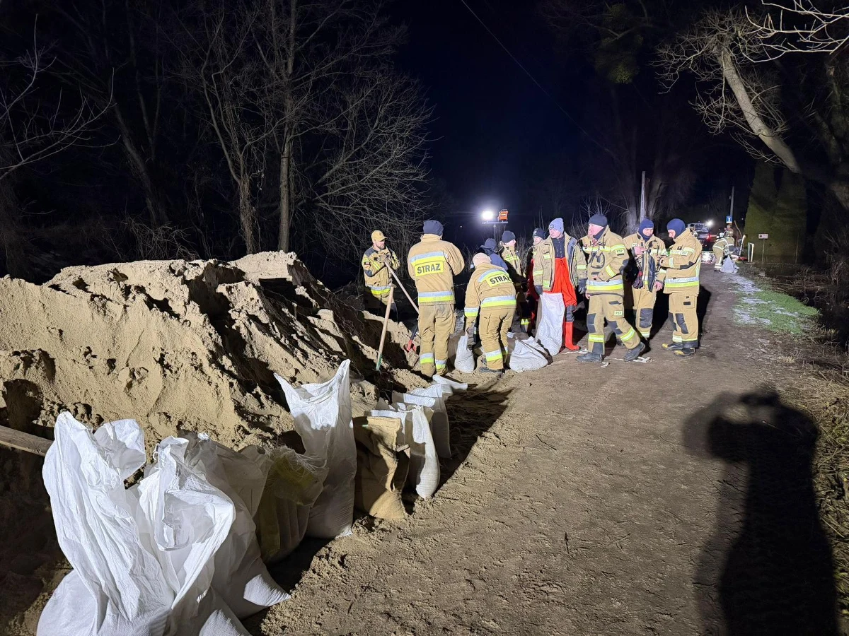 W miejscowości Błędowo w województwie mazowieckim doszło do poważnego spiętrzenia wody na rzece Wkrze. W wyniku zatoru lodowego i gwałtownego topnienia śniegu zalanych zostało 24 posesji, głównie z domkami letniskowymi i garażami. Na miejscu trwała akcja ratunkowa z udziałem strażaków. "Dzięki błyskawicznej mobilizacji sił ratowniczych, sytuacja została ustabilizowana, a budynki mieszkalne są chronione - nikt nie odniósł obrażeń" - poinformowało MSWiA w czwartek późnym wieczorem. 