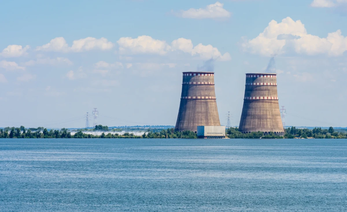 W pobliżu Zaporoskiej Elektrowni Jądrowej obowiązuje zawieszenie broni - informuje w piątek Reuters, powołując się na komunikat strony rosyjskiej. Powodem lokalnego rozejmu jest konieczność naprawienia jednej z zewnętrznych linii energetycznych, która zasila obiekt znajdujący się w południowo-wschodniej Ukrainie.