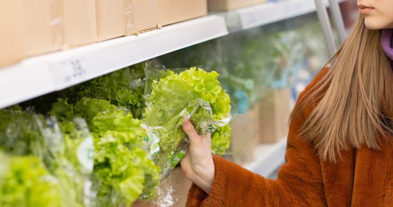 Gdzie wyrzucić folię po mieszankach sałat? Liczy się jeden szczegół
