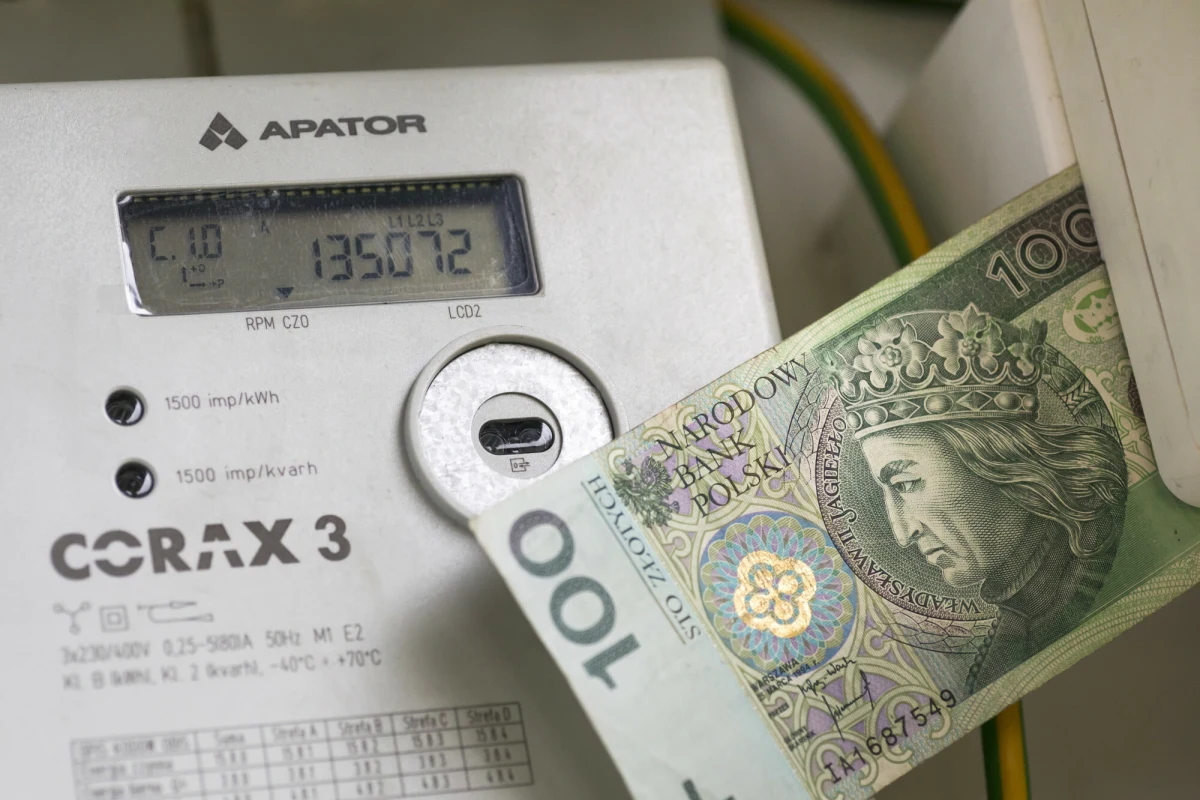 Ryczałt energetyczny od 1 marca 2026 roku będzie wyższy - stawka świadczenia wzrasta bowiem do 336,16 zł. W skali roku daje to ponad 4 tys. zł wsparcia na rachunki za prąd. Co ważne - dodatek nie należy się każdemu. Wyjaśniamy krok po kroku, kto może liczyć na dodatek do energii w 2026 roku, jak wygląda wniosek o ryczałt energetyczny i kiedy ZUS wypłaci pieniądze.