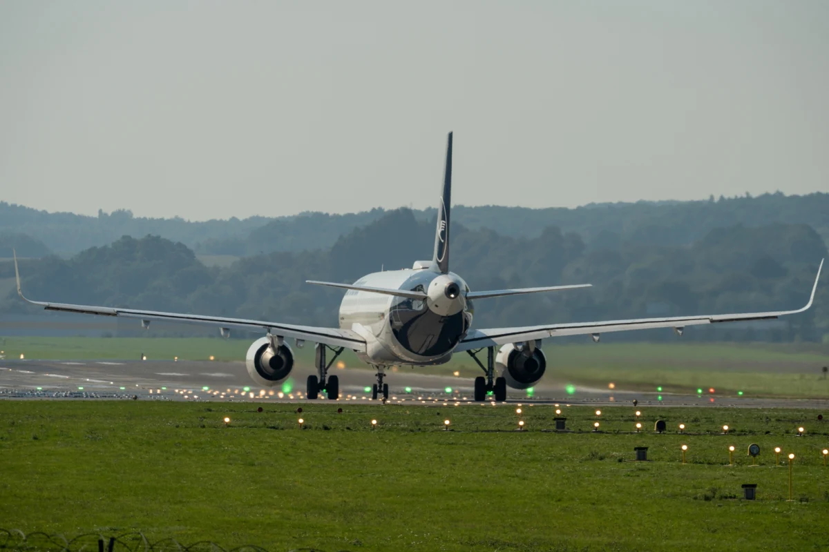Regionalna Dyrekcja Ochrony Środowiska w Krakowie wydała decyzję środowiskową dla budowy nowej drogi startowej na lotnisku Kraków Airport - poinformowała w piątek rzeczniczka tej instytucji Ada Słodkowska-Łabuzek. Według władz portu otwiera to drogę do ubiegania się o pozwolenia na budowę.