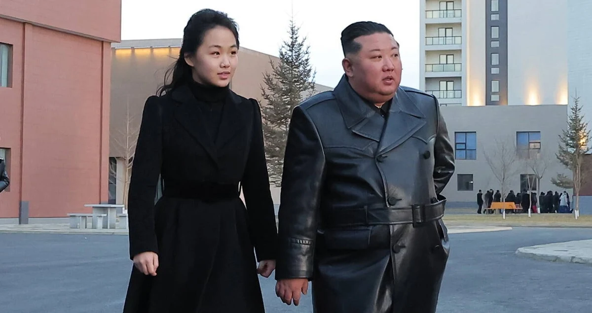 Prawdziwa następczyni czy "ludzka tarcza"? Jaką rolę odgrywa tak naprawdę Kim Dzun Ae, nastoletnia córka przywódcy Korei Północnej Kim Dzong Una. Wielu obserwatorów uważa, że Kim zdecydował, iż córka go zastąpi. Inni twierdzą jednak, że północnokoreańska polityka płci może zablokować jej drogę do władzy. Niektórzy uważają też, że córka Kima to w rzeczywistości "przykrywka", która ma odciągnąć uwagę od jego rzeczywistego następcy, czyli syna.