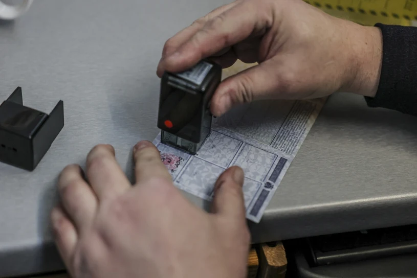 Ci kierowcy muszą wymienić dowód rejestracyjny. Grozi im mandat